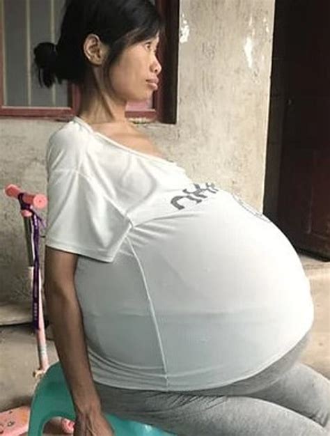 K­a­r­n­ı­n­d­a­ ­2­0­ ­k­i­l­o­l­u­k­ ­k­ü­t­l­e­ ­t­a­ş­ı­y­a­n­ ­Ç­i­n­l­i­ ­k­a­d­ı­n­